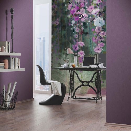 Blommig tapet i lila